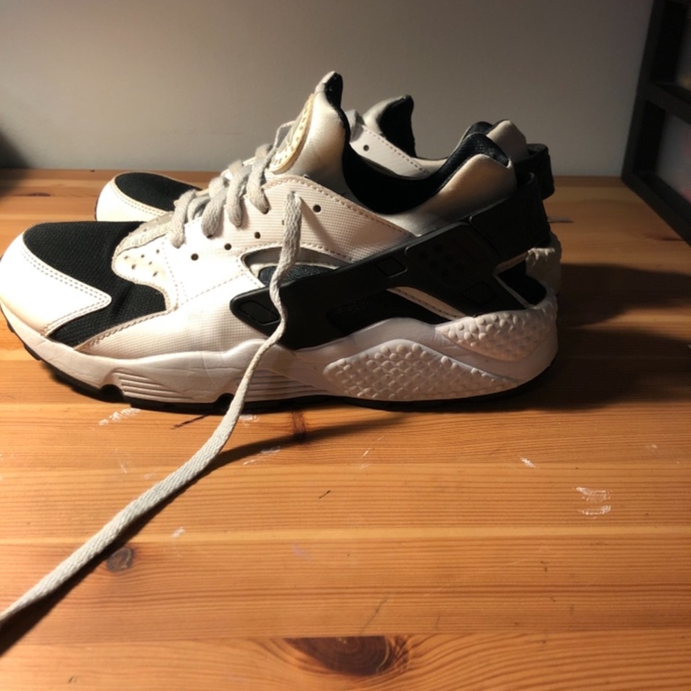 Men air Huarache  size 9 black and white